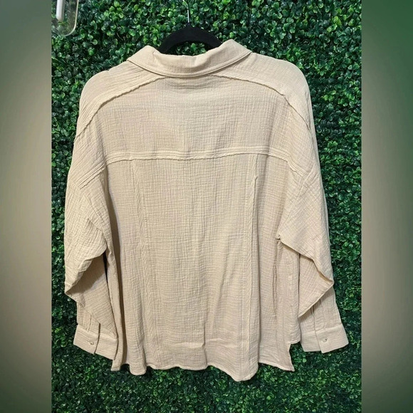 New In | Reagan Button Up Top - Size Medium - Picture 5 of 9